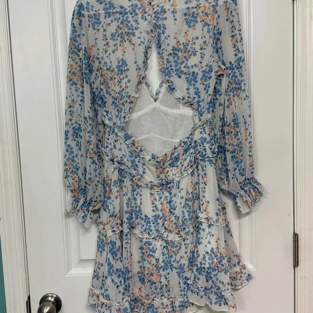 Selfie Leslie keyhole dress in blue, white, peach - Picture 3 of 5